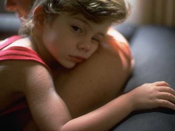 Ni�o adormilado encima de su madre